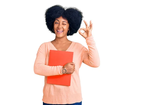 Молодая Африканская Американская Девушка Книгой Делает Хорошо Знак Пальцами Улыбаясь — стоковое фото