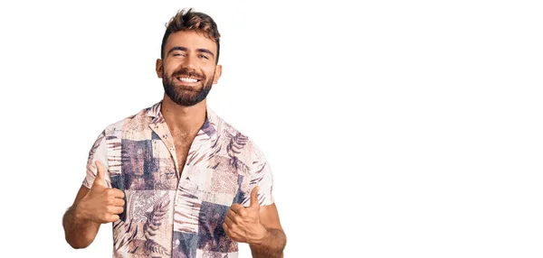 Mladý Hispánec Oblečený Letních Šatech Dělá Pozitivní Gesto Rukou Palce — Stock fotografie