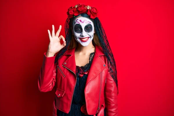 Mulher Vestindo Dia Traje Morto Sobre Vermelho Sorrindo Positivo Fazendo — Fotografia de Stock