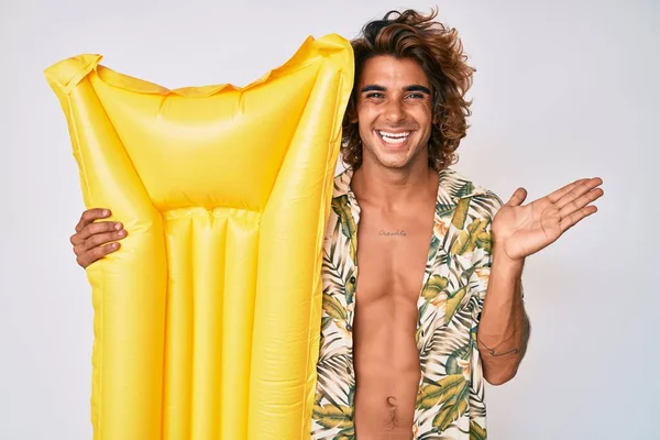 Genç Spanyol Adam Tişört Giyiyor Elinde Yaz Şamandırasıyla Başarıyı Kutluyor — Stok fotoğraf