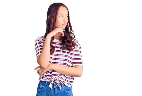 Ung Vacker Kinesisk Flicka Bär Casual Kläder Allvarliga Ansikte Tänker — Stockfoto