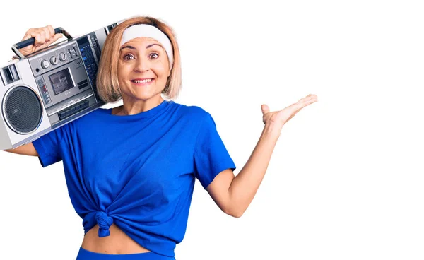 Giovane Donna Bionda Con Indosso Abbigliamento Sportivo Che Tiene Boombox — Foto Stock