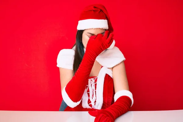 Mujer Joven Caucásica Vestida Con Traje Santa Claus Cansada Frotando —  Fotos de Stock