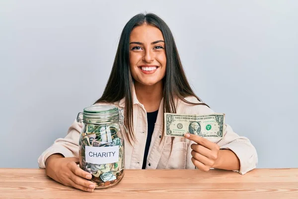 Krásná Hispánská Žena Držící Charitativní Sklenici Jedním Dolarem Bankovkou Usmívající — Stock fotografie