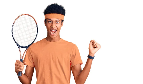 Ung Afrikansk Amerikansk Man Spelar Tennis Innehav Racket Skriker Stolt — Stockfoto