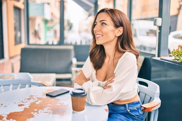 Joven Mujer Hispana Sonriendo Feliz Sentada Terraza Cafetería —  Fotos de Stock