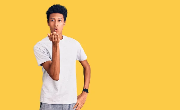 Jovem Afro Americano Vestindo Roupas Casuais Olhando Para Câmera Soprando — Fotografia de Stock