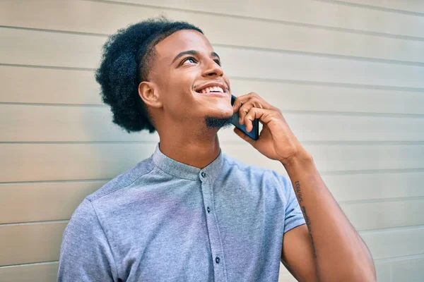 Νεαρός Αφροαμερικάνος Χαμογελώντας Χαρούμενος Μιλώντας Στο Smartphone Της Πόλης — Φωτογραφία Αρχείου
