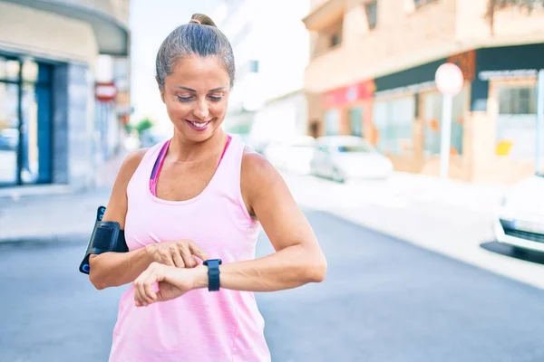 Deportista Mediana Edad Sonriendo Feliz Entrenamiento Ciudad —  Fotos de Stock