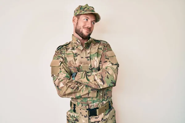 Joven Hombre Caucásico Vistiendo Uniforme Camuflaje Del Ejército Mirando Hacia — Foto de Stock