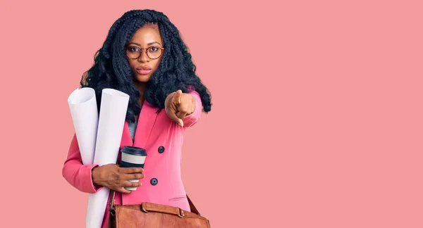 Belle Femme Afro Américaine Tenant Des Plans Papier Buvant Café — Photo