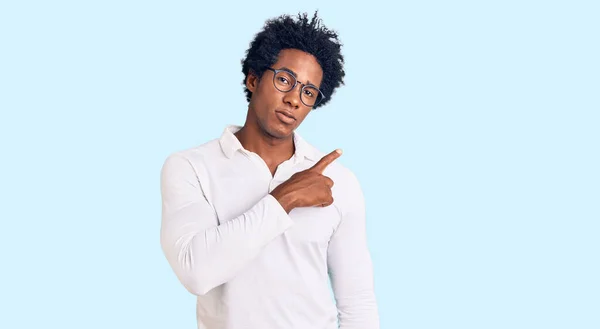 Afro Saçlı Sıradan Giyinmiş Gözlüklü Yakışıklı Afro Amerikan Adam Elle — Stok fotoğraf
