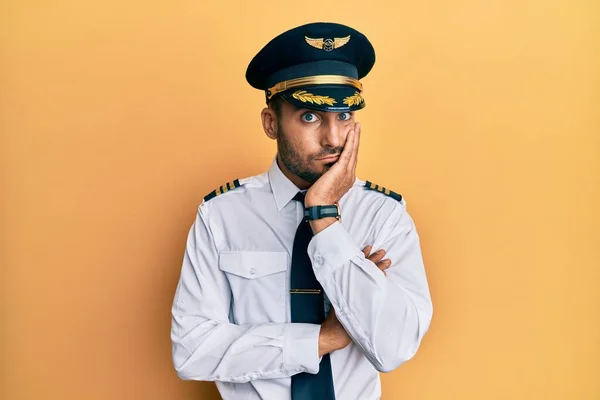 Jóképű Spanyol Férfi Repülőgép Pilóta Egyenruhát Visel Gondolkodás Fáradt Unatkozik — Stock Fotó