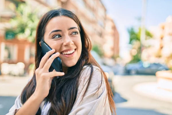 Joven Mujer Hispana Sonriendo Feliz Hablando Smartphone Ciudad — Foto de Stock