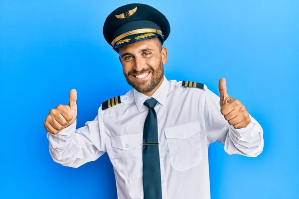 Schöner Mann Mit Bart Der Flugzeugpilotenuniform Trägt Und Positive Gesten — Stockfoto