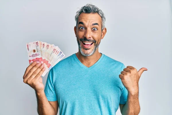 Hombre Pelo Gris Mediana Edad Sosteniendo Pesos Colombianos Apuntando Con —  Fotos de Stock