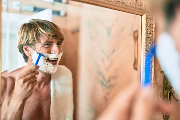 Bonito Homem Loiro Olhando Para Espelho Banheiro Economizando Usando Espuma — Fotografia de Stock