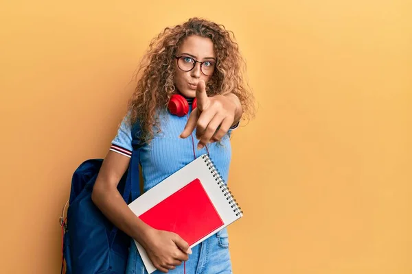 Vacker Kaukasiska Tonåring Flicka Bär Student Ryggsäck Och Hålla Böcker — Stockfoto