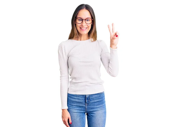 Hermosa Morena Joven Con Suéter Blanco Casual Gafas Mostrando Apuntando —  Fotos de Stock