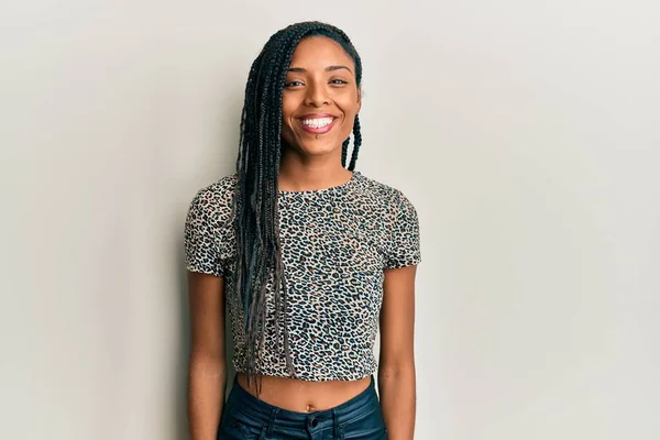 Afro Amerikaanse Vrouw Draagt Casual Kleding Met Een Vrolijke Koele — Stockfoto