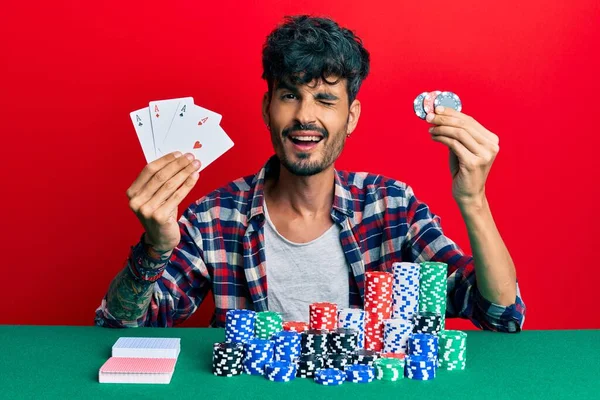 Jeune Homme Hispanique Jouant Poker Tenant Des Cartes Des Jetons — Photo