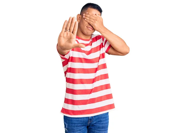 Homem Latino Bonito Jovem Vestindo Roupas Casuais Cobrindo Olhos Com — Fotografia de Stock