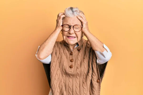 Starsza Siwowłosa Kobieta Luźnych Ubraniach Okularach Cierpiąca Ból Głowy Zdesperowana — Zdjęcie stockowe