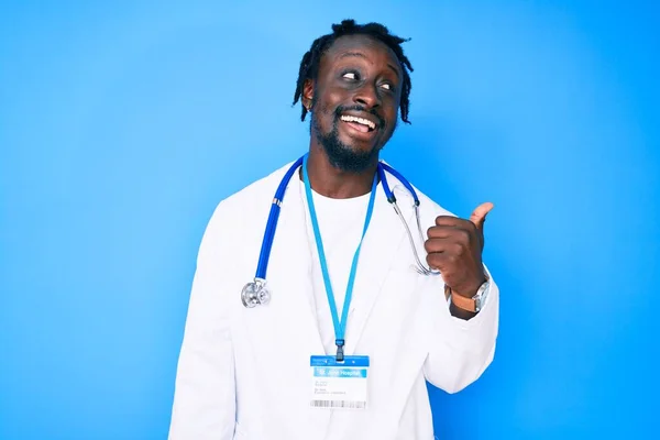 Jovem Afro Americano Com Tranças Vestindo Estetoscópio Médico Passe Sorrindo — Fotografia de Stock