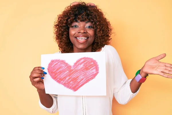 Νεαρή Αφροαμερικανή Γυναίκα Που Κρατά Χαρτί Σχήμα Καρδιάς Γιορτάζει Επίτευγμα — Φωτογραφία Αρχείου