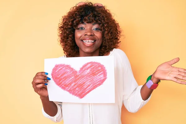 Jong Afrikaans Amerikaans Vrouw Houden Hart Vorm Papier Vieren Prestatie — Stockfoto