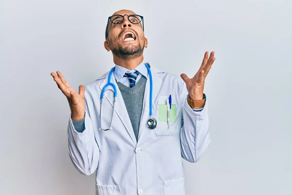 Spaanse Volwassen Man Draagt Doktersuniform Stethoscoop Die Gek Gek Vieren — Stockfoto