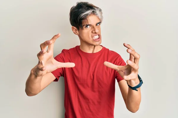 Ung Latinamerikansk Man Klädd Vardagskläder Skrikande Frustrerad Ilska Händer Som — Stockfoto