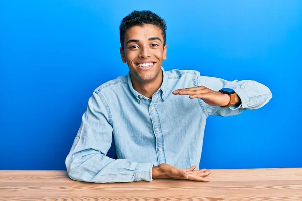 Joven Hombre Afroamericano Guapo Usando Ropa Casual Sentado Mesa Haciendo —  Fotos de Stock