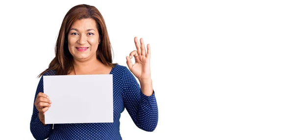 Mujer Latina Mediana Edad Sosteniendo Pancarta Papel Con Espacio Blanco —  Fotos de Stock