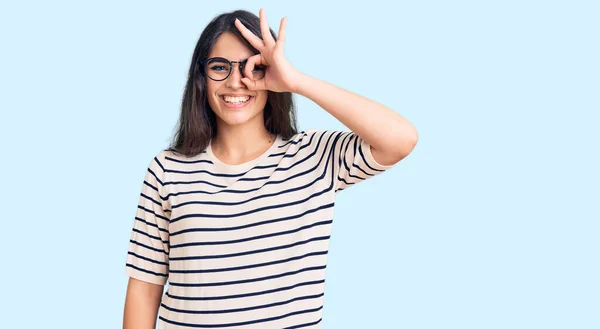 Menina Adolescente Morena Vestindo Roupas Casuais Óculos Fazendo Gesto Com — Fotografia de Stock
