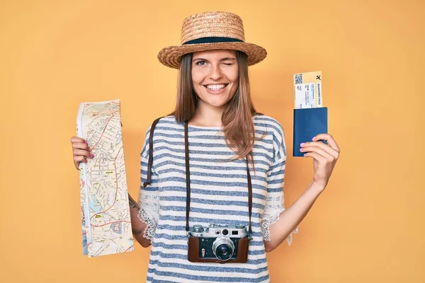 街の地図やパスポートを持っている美しい白人観光客の女性は セクシーな表情でカメラを見てウィンク 陽気で幸せな顔 — ストック写真