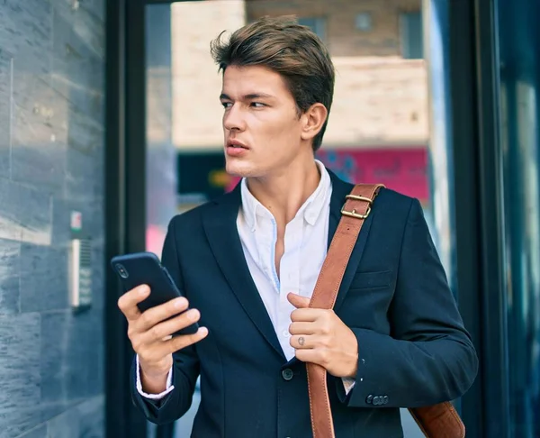 Junger Kaukasischer Geschäftsmann Mit Ernstem Gesichtsausdruck Mit Smartphone Der Stadt — Stockfoto