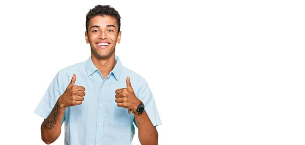 잘생긴 아프리카계 미국인 남자가 손으로 긍정적 몸짓을 손가락으로 웃으며 모습을 — 스톡 사진