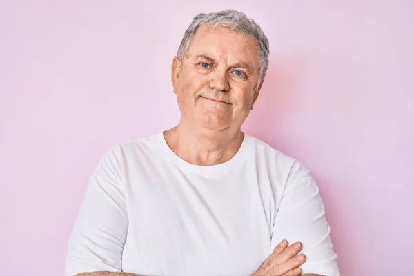 Hombre Mayor Pelo Gris Con Camiseta Blanca Casual Cara Feliz — Foto de Stock