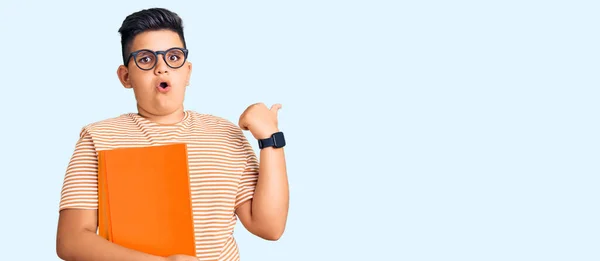 Kleiner Junge Mit Buch Der Hand Brille Überrascht Zeigt Mit — Stockfoto