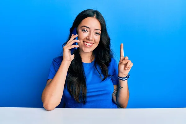 Jovem Morena Bonita Conversando Smartphone Sorrindo Com Uma Ideia Pergunta — Fotografia de Stock