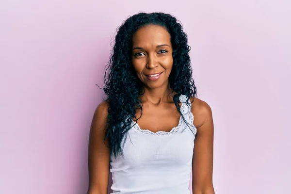 Afro Amerikaanse Vrouw Van Middelbare Leeftijd Die Casual Kleren Draagt — Stockfoto