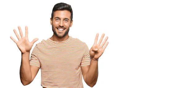 Schöner Hispanischer Mann Lässiger Kleidung Der Mit Finger Nummer Neun — Stockfoto