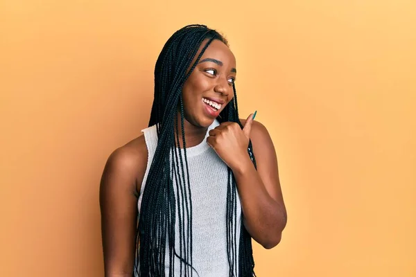 Молодая Африканская Американка Повседневной Одежде Улыбается Счастливым Лицом Глядя Указывая — стоковое фото