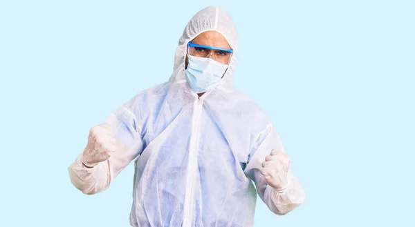 Joven Hombre Hispano Vistiendo Uniforme Protección Médica Coronavirus Máscara Médica —  Fotos de Stock