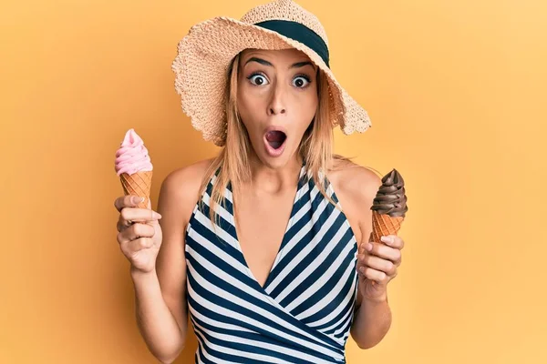 夏のスタイルを身に着けている美しいブロンドの女性はアイスクリームを保持恐れていると驚きと驚きの表情でショックを受けました 恐怖と興奮した顔 — ストック写真