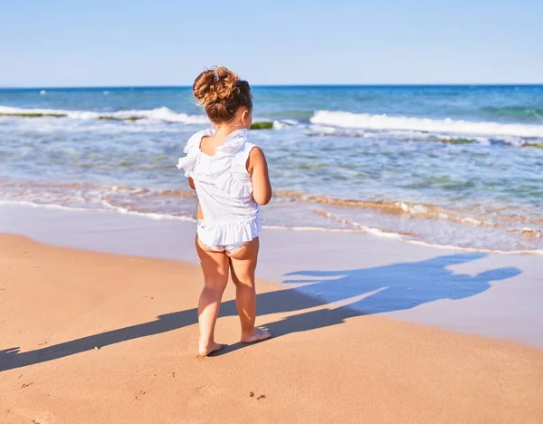 Adorable Niño Rubio Vista Trasera Con Vestido Verano Jugando Arena — Foto de Stock