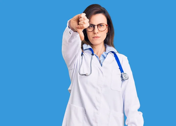 Mujer Hermosa Joven Que Usa Estetoscopio Médico Gafas Que Ven —  Fotos de Stock