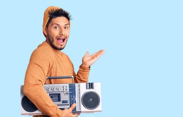 Snygg Latinamerikansk Ung Man Håller Boombox Lyssnar Musik Pekar Sidan — Stockfoto