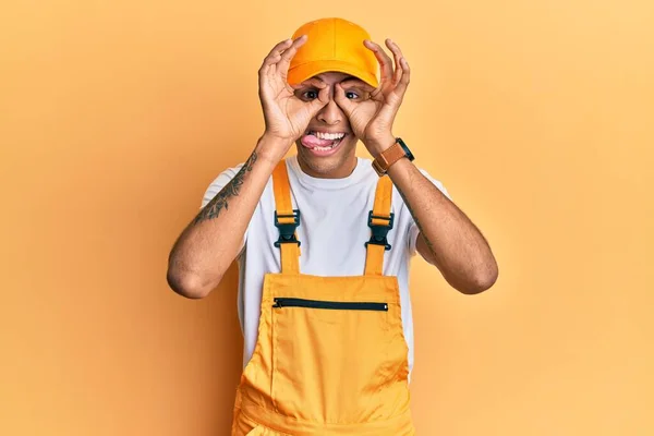 Joven Hombre Afroamericano Guapo Vistiendo Uniforme Manitas Sobre Fondo Amarillo —  Fotos de Stock